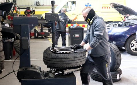 Un mecànic treballant en un taller avui al polígon Riu Clar de Tarragona. FOTO: ACN.