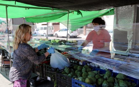 Una imatge d'una venedora al mercat ambulant del barri de Sant Salvador. FOTO: ACN.