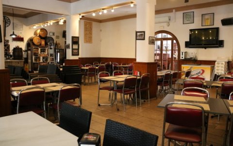 Un restaurant tancat, un símbol del patiment del sector terciari. FOTO: ACN.