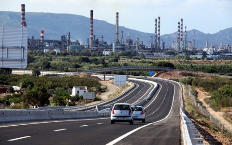 El polígon nord de Tarragona, amb les xemeneies al fons, i l'autovia A-27. FOTO: ACN.