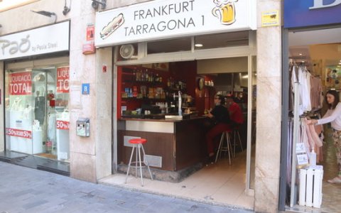 Un dels establiments de Tarragona que ha obert avui després de tres mesos tancat. FOTO: ACN.