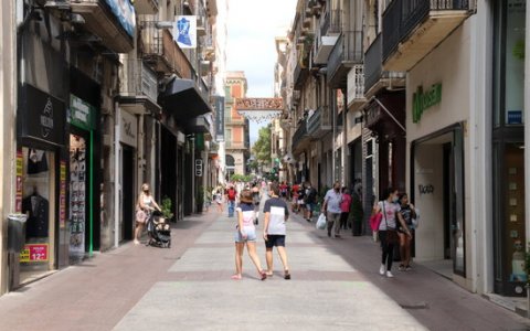 Els carrers de Reus han experimentat una davallada en la presència de clients per les últimes mesures anti Covid-19. FOTO: ACN.