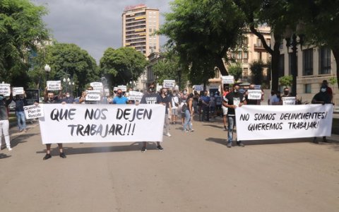Moment de la manifestació al seu pas per la Rambla Nova de Tarragona. FOTO: ACN.