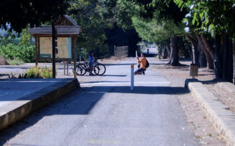 Una imatge d'uns ciclistes aquest estiu a la via verda. FOTO: ACN.