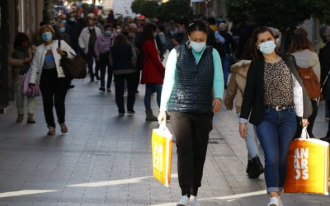 Els carrers de Reus amb gent fent les compres nadalenques. FOTO: ACN.