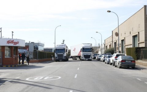 Un camió surt d'una de les naus del polígon de Valls. FOTO: ACN.