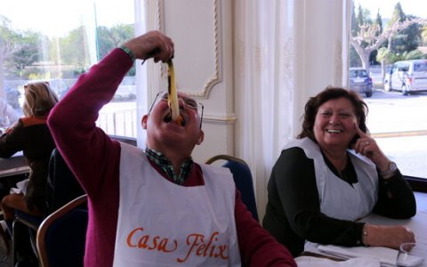 Uns clients mengen calçots en un restaurant de Valls. FOTO: ACN.