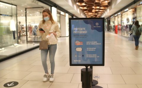 Una noia passeja dins de les instal·lacions de Parc Central. FOTO: ACN.