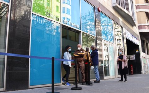 Una foto de l'exterior d'una Oficina de Treball de la Generalitat. FOTO: ACN.