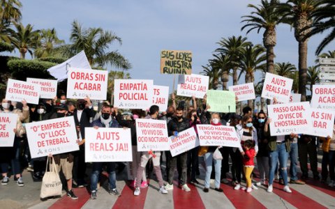 Els manifestants pels carrers de Salou. FOTO: CEDIDA.