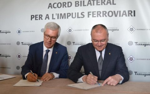 El dos alcaldes han signat avui l'acord per exigir millores a Foment. FOTO: CEDIDA.