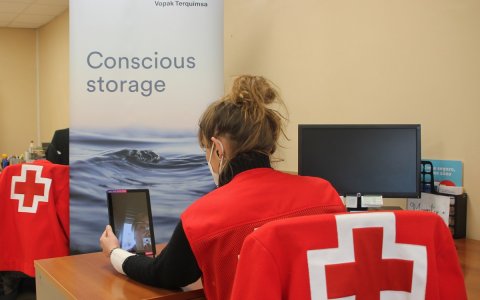 Una voluntària de Creu Roja fent una vídeo trucada. FOTO: CEDIDA.