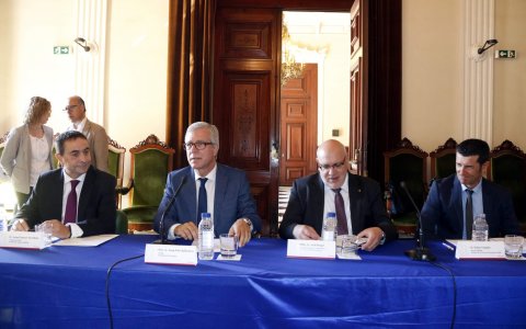 Escenificació del front comú, amb el president de l’AEQT, Josep Francesc Font; l’alcalde de Tarragona, Josep Fèlix Ballesteros; el conseller d’Empresa, Jordi Baiget; i el president de la Comissió d’Energia de l’AEQT, Ruben Folgado.