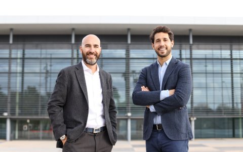 Carles Castilla, CEO de Grupo Castilla, i Hugo Olaizola, CEO de Wagestream España, davant del Tecnoparc de Reus, la seu del Clúster TIC Catalunya Sud.