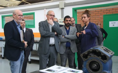 El conseller d'Educació, Josep Bargalló, i el conseller de Treball, Chakir El Homrani, durant la visita a l'Institut Pere Martell. FOTO: CEDIDA.