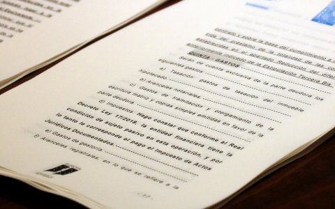 El document de la formalització d'una hipoteca. FOTO: ACN.