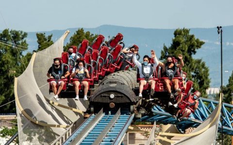 Una imatge dels primers visitants de PortAventura en una de les atraccions. FOTO: CEDIDA.