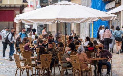 El fin del estado de alarma ha generado un importante dinamismo en sectores como la restauración.