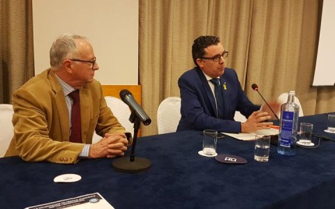 Josep M. Tost, a la dreta, durant la seva intervenció. FOTO: CEDIDA.