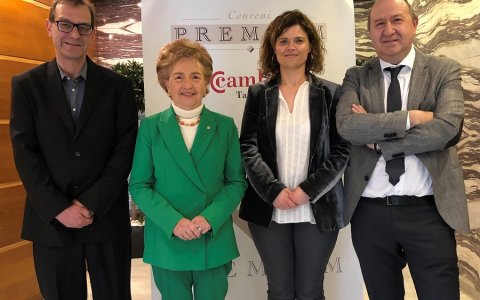 Els representants de la companyia amb la presidenta de la Cambra. FOTO: CEDIDA.
