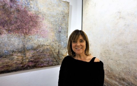L'artista Marissa Calbet amb una de les seves obres que exposarà fins el 2 desembre a Barcelona: FOTO: CEDIDA.