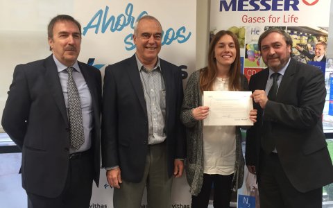Entrega de la beca a la doctora M. José Pérez Calatayud a cargo de responsables de Messer y de Fundación Vithas. FOTO: CEDIDA.