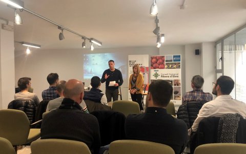 La jornada amb emprenedors tecnològics i empreses del sector mòbil del territori en la Mobile Week, amb el director de CoEbreLab, Albert Pujol, i la presidenta de la Ribera d'Ebre, Gemma Carim.  FOTO: CEDIDA.