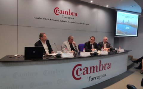 El professor Richard R. Schrock en la seva intervenció a la Cambra de Tarragona. FOTO: CEDIDA.