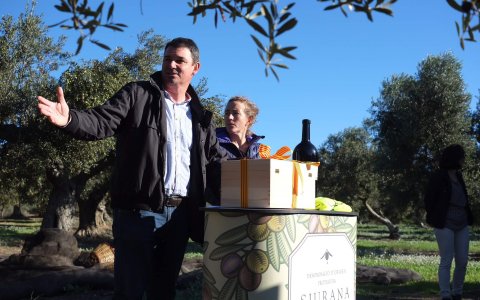 El president de la DOP Siurana, Antoni Galceran, i la padrina de l’anyada, la corredora de muntanya Núria Picas. FOTO: XAVI JURIO.
