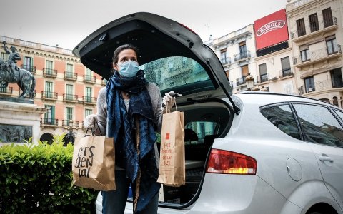 Alguns establiments de restauració, com l'Hostal Sport de Falset, reparteixen menús a domicili per mantenir la seva activitat. FOTO: CEDIDA