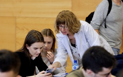 Cristina Urbina, professora i investigadora del Departament d’Enginyeria Mecànica de la URV, durant una de les sessions.