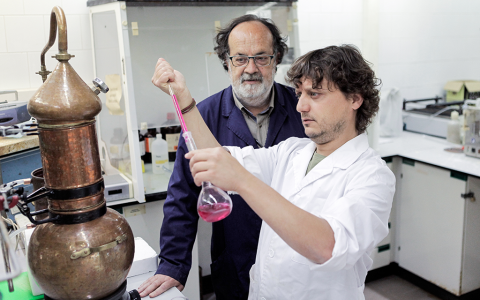 El fundador d’Àlquia, Carles Bargalló, investigador doctorand d’enologia de la URV, i darrera seu, Paco López, professor de la Facultat d’Enologia.