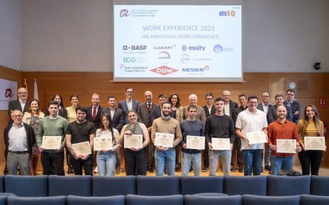 Els estudiants premiats a la darrera edició del Work Experience, al costat dels representants de la universitat i les empreses.