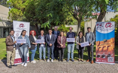 Els guardonats amb els ajuts R2B del 2025, amb els representants de la URV.