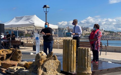 La presentació del projecte el setembre de 2020, amb Jaume Folch, director del projecte, el president del Port de Tarragona, Josep Maria Cruset, i María José Figueras, rectora de la URV. Al davant, una mostra dels biòtops que s’utilitzaran.