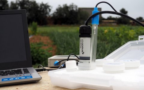 Un equip portàtil per a fer mesures de la qualitat de l'aigua, in situ, en un camp.