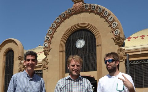 Josep Maria Vallvè, Carles Vallvè i Álvaro Díez són els impulsors de l’aplicació Al Mercat, enfocada al consum de proximitat. FOTO: XAVI JURIO.