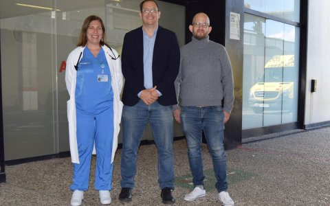 La doctora Montse Duran, de l’Hospital Universitari Sant Joan de Reus, el metge Youcef Azeli, líder d’un dels projecte EMAI, i el biotecnòleg i infermer Llatzer Zurano.