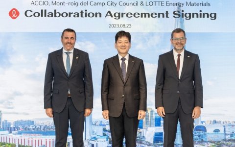 L’alcalde de Mont-roig del Camp, Fran Morancho; el CEO de Lotte Energy Materials, Kim Yeon-seop, i el director general d’Indústria, Oriol Alcoba.