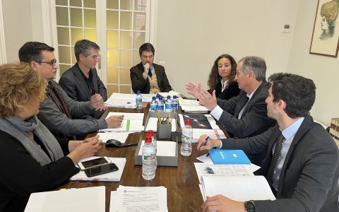 Una imatge de la reunió constitutiva de la comissió d'estudi.