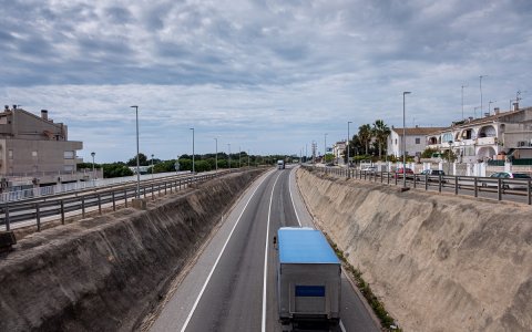 Un camió circulant per una de les carreteres de la demarcació. FOTO: XAVI JURIO.