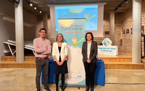 L'expert en la història local, Alfons Tejero; l'alcaldessa, Assumpció Castellví; i la regidora de Turisme, Elidia López.