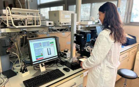 Una de les investigadores amb la càmera hiperespectral que permet determinar l’estat d’oxidació de les avellanes dins de l’envàs.