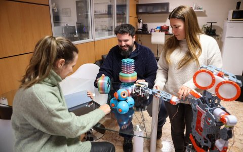Membres de l'equip de Petits Enginyers preparant una activitat.