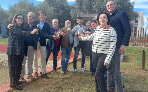 Responsables de les DO's i l'AEHT segellant l'acord per promocionar els vins tarragonins.