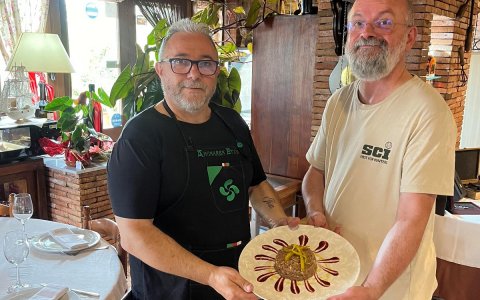 Aingeru Rodríguez i José Luis Todó amb l’steak tartar de cabra hispànica.