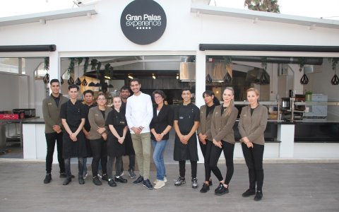 El xef Moha Quach amb l'equip del restaurant El Terrat.