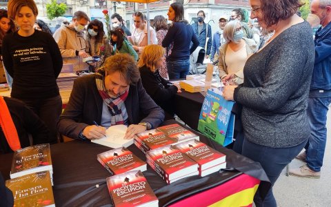 El periodista y escritor Roberto Villarreal firmando ejemplares durante la Diada de Sant Jordi.