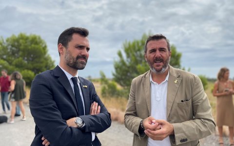 El conseller d'Empresa, Roger Torrent, i l'alcalde, Fran Morancho, durant una visita als terrenys.