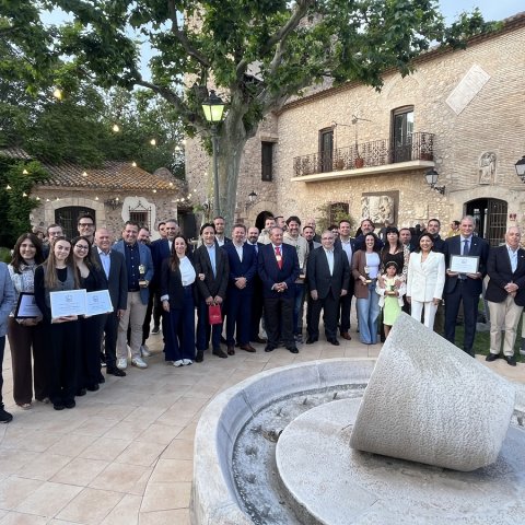 Els diferents guardonats amb el premi al jardí del Castell de Vilafortuny.